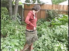 Videos porbo jardinería termina en una buena cogida para esta chica peluda
