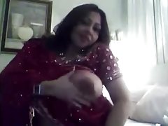 caliente xx porno chica India muestra sus enormes tetas, coño show