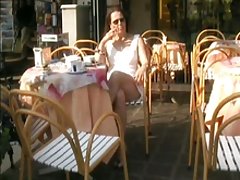 upskirt mujeres sexo en el café en el lago de Garda