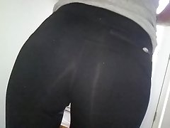 Videos eroticos gratis mujer con pantalones de yoga spandex caliente