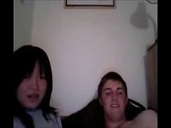 Pibas putas linda chica asiática recibe un tratamiento facial de novio blanco