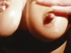 chica xexo chicas amateur jugando con sus tetas grandes y pezones erectos enormes en su webcam.