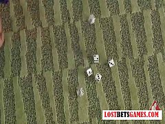 Videos sexo y porno cuatro niñas jugando dados tira