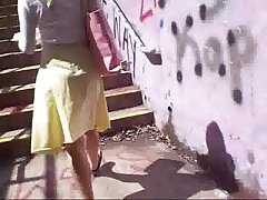 Sexo de jovenes upskirt - muchacha bonita en falda amarilla