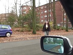 Sexo por el culo mujer joven dirigida hacia fuera del coche y tiró