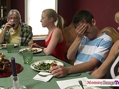 Milf mujeres putss tetona pussyfucked doggystyle en Trio