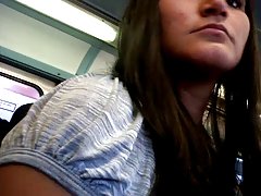 Colegialas lesbianas rabuda de mano en el metro