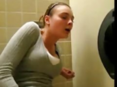 Porno xx masturbarse en público toliet