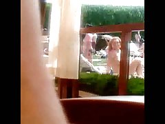 Putitas calientes xxx chica topless en una piscina de sofía
