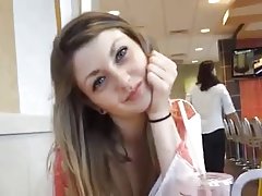 hermosa ver videos xxx muy zorras adolescente cachondo en McDonalds
