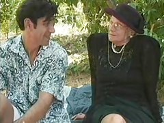 PREMIO ver videos de sexo gratis ABUELITA 5 rubia madura con un joven al aire libre
