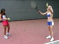 Chicas porno ulonas enamoradas - Katie y Sabrine en Lesbianas Tenis Lección