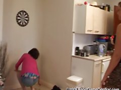 Tres ver videos d sexo chicas que juegan al juego Strip Darts