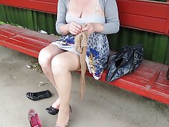 Chica sexo kama poner en las medias en la parada de autobús