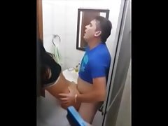 Sexo porno con mujeres culonas de WC spy