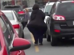 Vídeos xxx gratis en forma de ultra-pera ssbbw caminando hacia su coche.