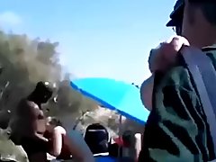 Fotos porno gratis cornudo a esposa en una playa con muchos espectadores