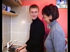 Putas calientes cojiendo las mujeres rusas maduras con jóvenes parte 1