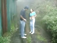 Pareja vídeos gratis de sexo joven divirtiéndose al aire libre