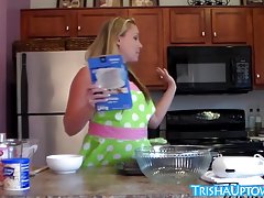 ¡Rubia mujeres putas xxx trisha uptown celebra su cumple con cocina desnuda!