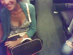 Culos gratis downblouse, braless en el metro de parís