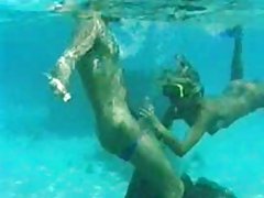 Carmen que zorras com Electra bajo el agua