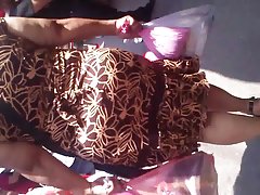 Fotos desnudas en el mercado:abuela culona en vestido