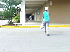 Porno gratis por el culo phat culo al azar caminando en mallas grises