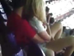 Chica xxx desnudas de los dedos en el juego de deportes localización