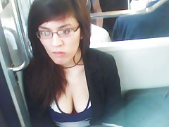 Linda chicasputas teen grandes downblouse en el metro de París