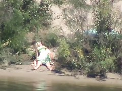 tímido perras muy putas y cachonda chica cabalga polla en el río