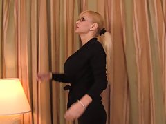 Xxx porno xxx porno secretaria tetona masturbándose