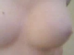 Mamando pene linda chica mostrando sus tetas