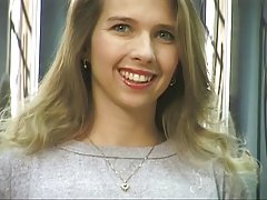 Blonde quiero ver muchachas desnudas atractivo con líneas de bronceado lindo tiras, muestra su coño y culo