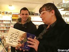 Porno y tetas grandes golpeando la abuela ratón de biblioteca