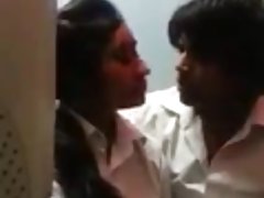 Pareja xxx de chicas culonas besándose apasionadamente