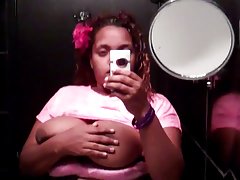 Chica porno argentino de Big booty negro toma instantáneas de sus enormes tetas