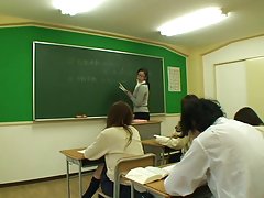 Babe muchachas encueradas obtiene pequeñas tetas besadas y coño lamido por stud