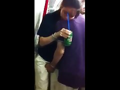 metiendo videos en porno mano por delante en el metro asiatico