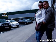 estaba videos poros buscando un trabajo, consiguió un trabajo ocasional en el porno