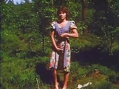 Videos caseros retro - chica se masturba al aire libre