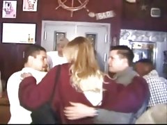 Videosporno mujer avergonzado despojado en bar lleno de gente
