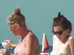 Linda porno xcx chica topless en voyeur playa