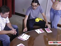 Mujeres muy zorras dos parejas juegan mayor tarjeta gana, tiras de perdedor