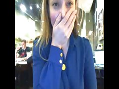 Videos pornografico leva modelo tiras y destellos en muy concurrido café