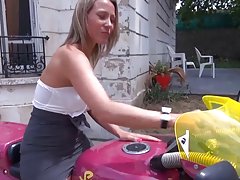 petite mujeres calientes videos salope una moto baisee por 2 chicos!