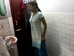 niña xxx sexo caliente India en baño