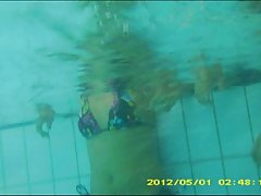 Ancianas haciendo el amor oculta bajo el agua de la mezcla 3