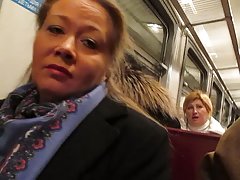 Chica video xxx s parpadear medias de red en un tren