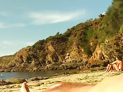 Mujeres empelotas desnuda en la playa pública
